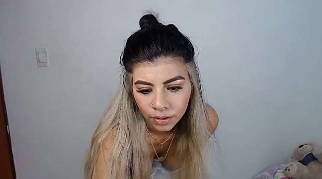 Gold_cam_girls naked stripping on cam for live sex video chat