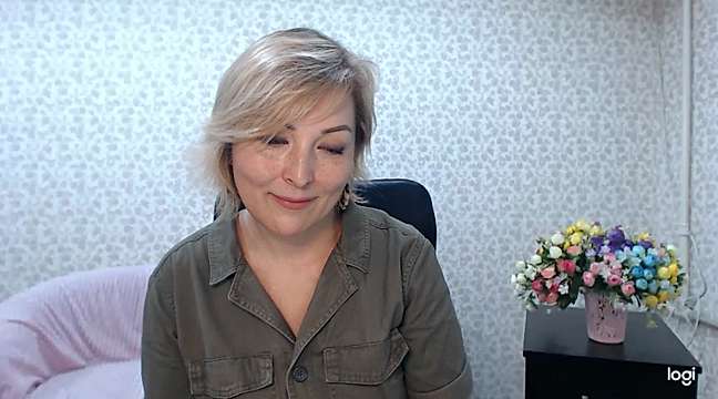 MaryRias naked stripping on cam for live sex video chat