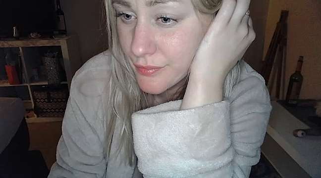 swe_peachy naked stripping on cam for live sex video chat