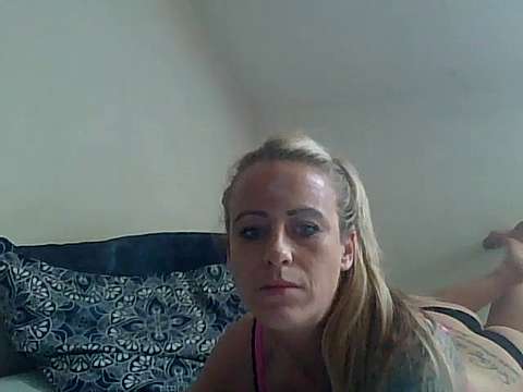yVeRochelle naked stripping on cam for live sex video chat