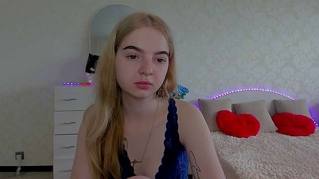 CaseyHolmez20 naked stripping on cam for live sex video chat