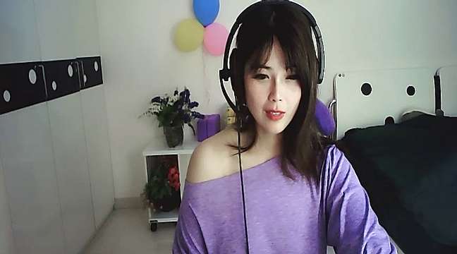 cute–girl naked stripping on cam for live sex video chat