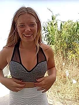 PrettyDaisyy naked stripping on cam for live sex video chat
