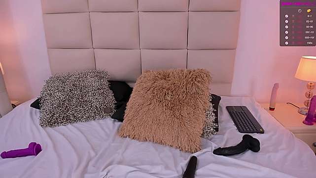 roxie_gates_ naked stripping on cam for live sex video chat