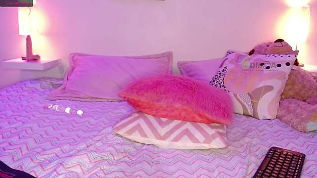 sweetnesskatty naked stripping on cam for live sex video chat
