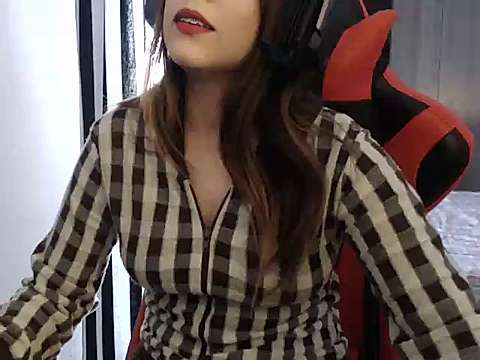 AnonimaGarota naked stripping on cam for live sex video chat