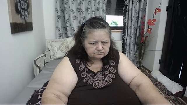 BBWLadyForU naked stripping on cam for live sex video chat
