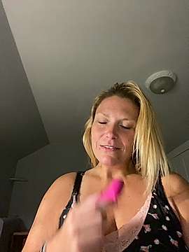 bigtitslivetofuck naked stripping on cam for live sex video chat