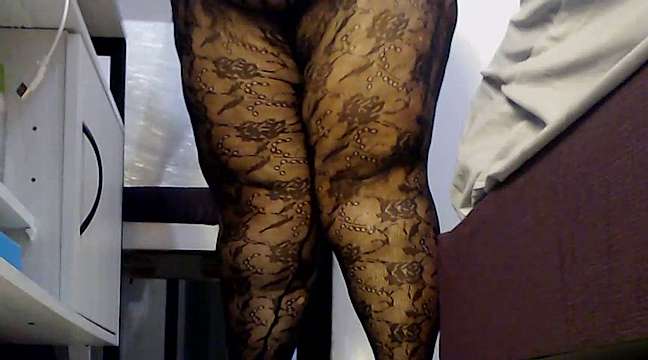 lisalesweet naked stripping on cam for live sex video chat