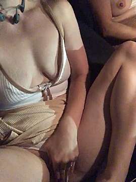 RaynaTulip naked stripping on cam for live sex video chat