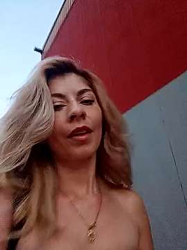 Ewelinatugatita naked stripping on cam for live sex video chat