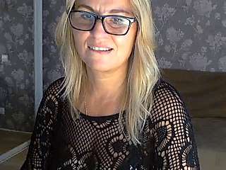 MelissaMia naked stripping on cam for live sex video chat