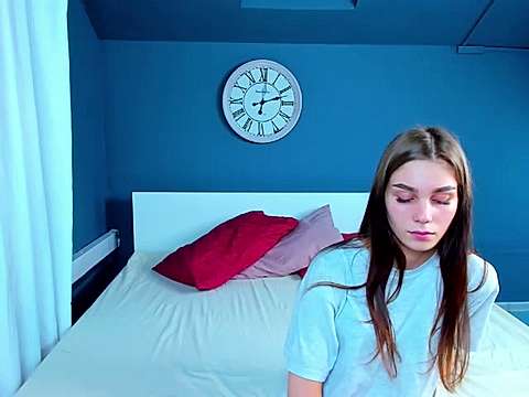RaylliLout naked stripping on cam for live sex video chat