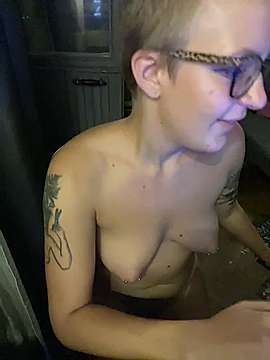 Yolana_9 naked stripping on cam for live sex video chat
