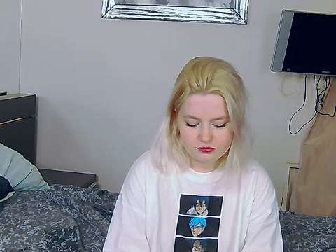 AmandaLyn naked stripping on cam for live sex video chat