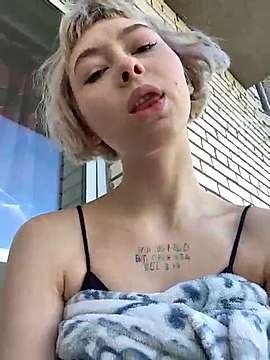 parfum_de_lilas naked stripping on cam for live sex video chat