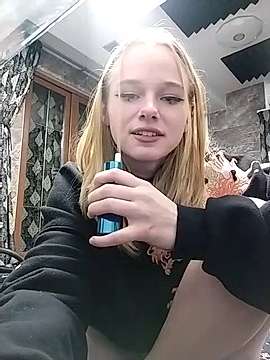 AmyRaySun naked stripping on cam for live sex video chat
