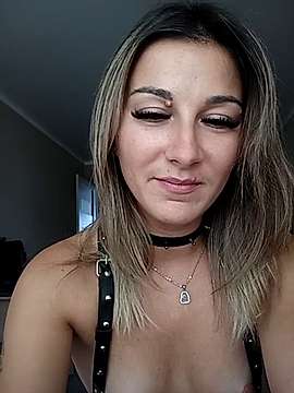 DeroniOh naked stripping on cam for live sex video chat