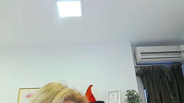 LindaLorelay naked stripping on cam for live sex video chat
