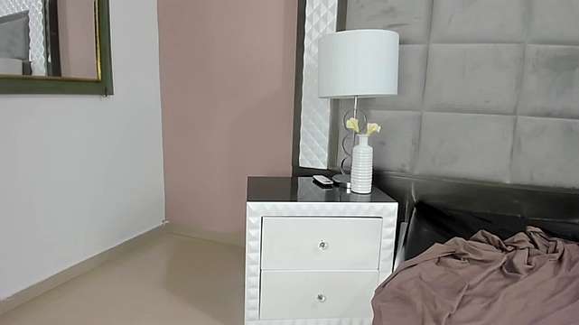 AshleyQueen2 naked stripping on cam for live sex video chat