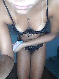 bellaloira_ naked stripping on cam for live sex video chat