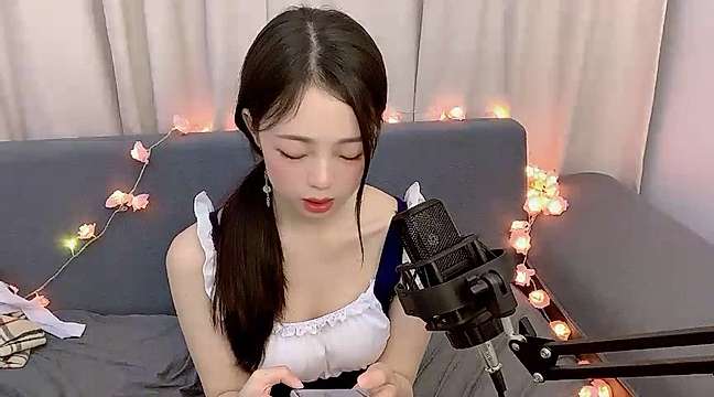 INS-Linda naked stripping on cam for live sex video chat