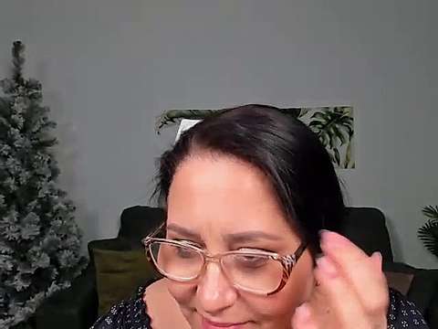 Momette naked stripping on cam for live sex video chat