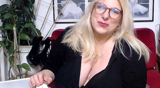 Zaunkoenigin02 naked stripping on cam for live sex video chat