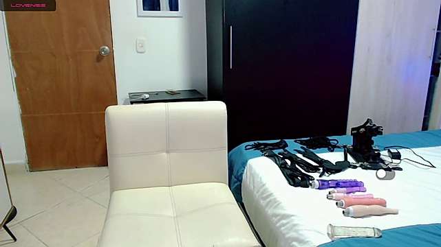Kylie_dark18 naked stripping on cam for live sex video chat