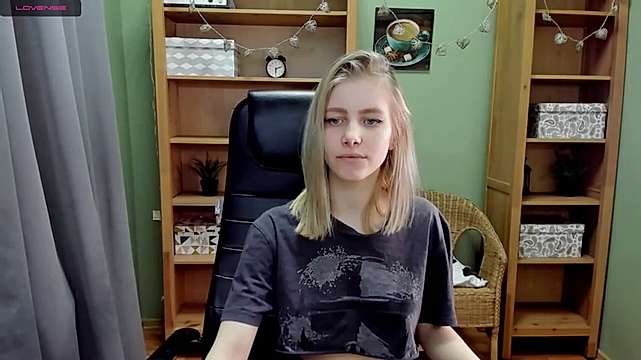 Lemon_girl_ naked stripping on cam for live sex video chat