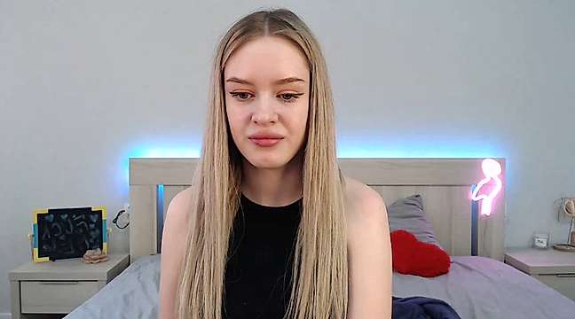 Luna_Hub naked stripping on cam for live sex video chat