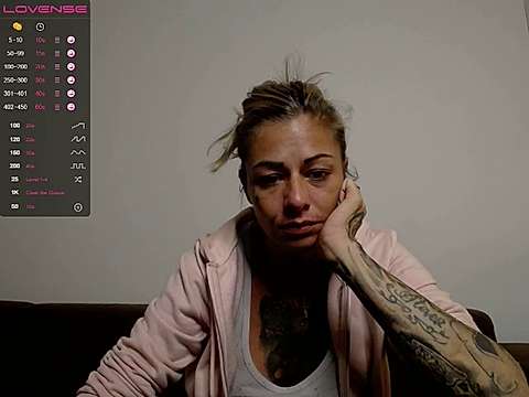 SarahLady naked stripping on cam for live sex video chat