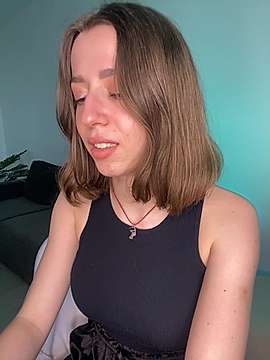 _Mia_a naked stripping on cam for live sex video chat