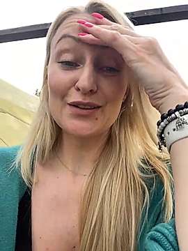 legsLONG naked stripping on cam for live sex video chat