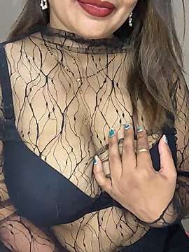 Queenmalika23 naked stripping on cam for live sex video chat