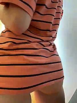 sweeetlikkaa naked stripping on cam for live sex video chat