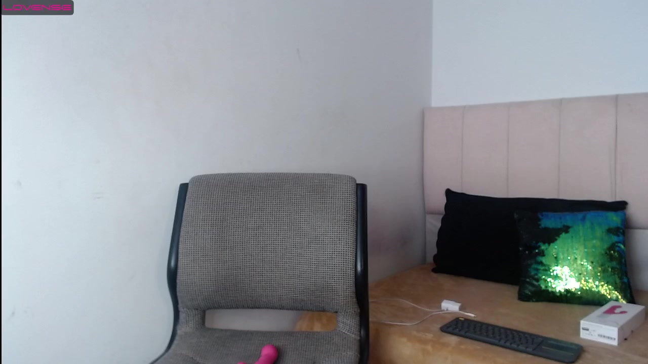 RebiMilf naked stripping on cam for live sex video chat