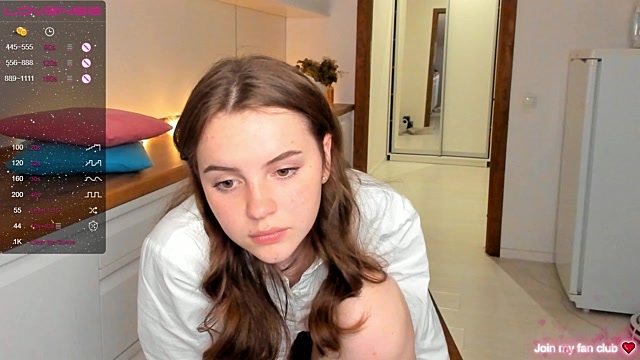 KellyReeves naked stripping on cam for live sex video chat