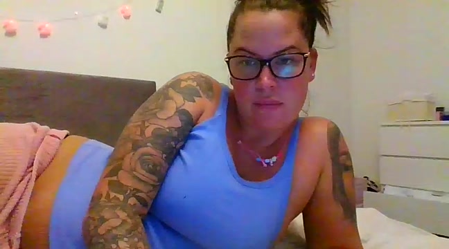 swedgingermilf6 naked stripping on cam for live sex video chat