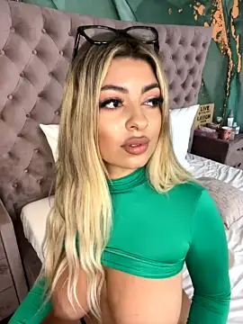 MetishaVoss naked stripping on cam for live sex video chat