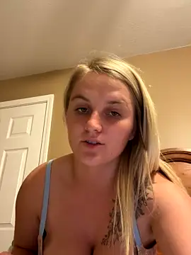 MissBlondie22 naked stripping on cam for live sex video chat