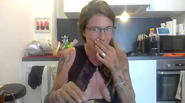 sensy_inked naked stripping on cam for live sex video chat