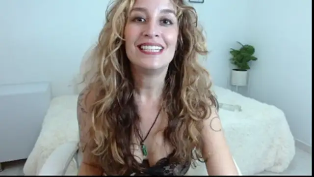 Paula_Paz naked stripping on cam for live sex video chat
