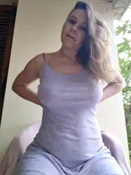 SexyMichellexo naked stripping on cam for live sex video chat