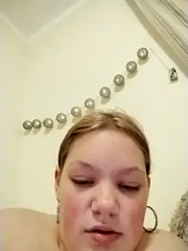 VersautesKleinesLuder naked stripping on cam for live sex video chat