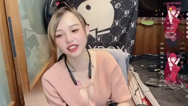 Khaleesi-ying naked strip on cam for live sex video chat
