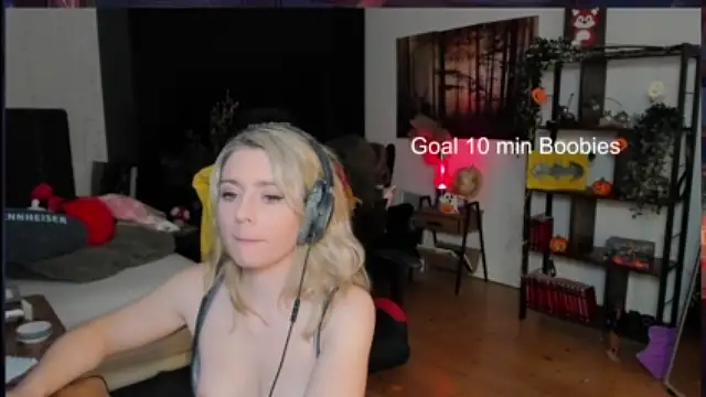 Lisaonthemoon naked strip on cam for live sex video chat