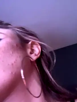 FoxyySexyy naked strip on cam for live sex video chat