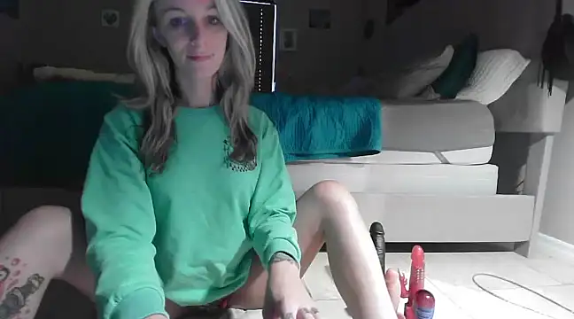 Heyitsmee33 naked strip on cam for live sex video chat
