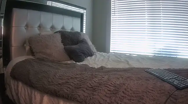 RubyNoir naked strip on cam for live sex video chat